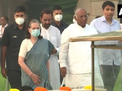 गांधी जंयती: सोनिया गांधी-मल्लिकार्जुन खड़गे पहुंचे राजघाट, बापू को दी श्रद्धांजलि