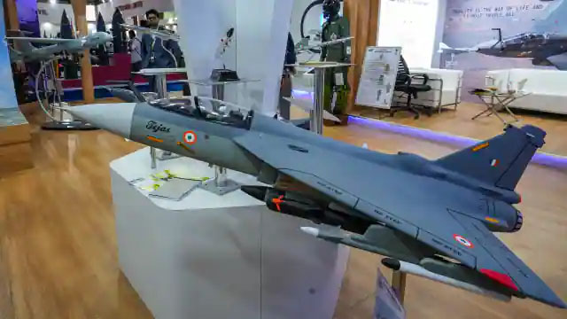 भारत की ताकत देखती दुनिया, 16 देश मांगें LAC तेजस की जानकारी