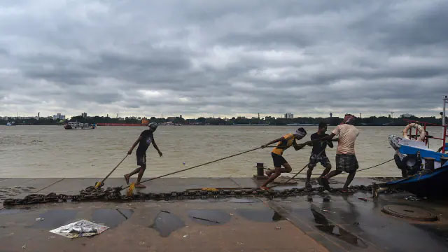 Cyclone Sitrang: साइक्लोन ‘सितंरग’ की तबाही से बांग्लादेश में सात लोगों की मौत, आज भारत के कई राज्यों में बरपेगा कहर