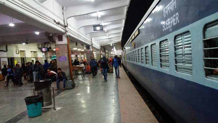 ट्रेन के एसी कोच में नशे में धुत यात्री ने दो यात्रियों पर कर दिया पेशाब, जीआरपी ने शुरू की जांच