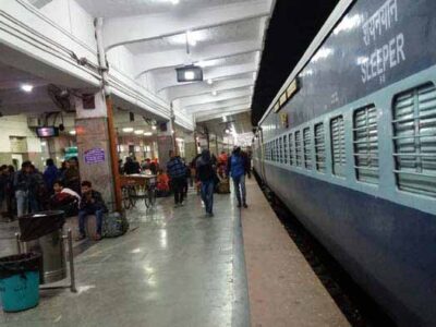 ट्रेनों में दीपावली पर खचाखच भीड़, आरक्षित टिकट वाले यात्रियों को भी नहीं मिल रही सीट