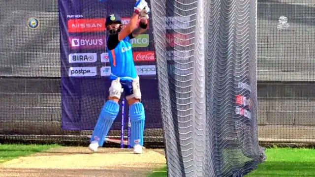 IND vs PAK T20 WC 2022: ओ विराट, जरा बाबर की तरह स्ट्रेट ड्राइव मारकर दिखाओ, पाकिस्तानी फैन ने लिए किंग कोहली के मजे