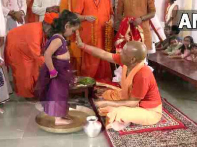 Navratri 2022: ‘नवमी’ पर सीएम योगी आदित्यनाथ ने गोरखपुर में किया कन्या पूजन, मातृशक्ति के पांव पखारे