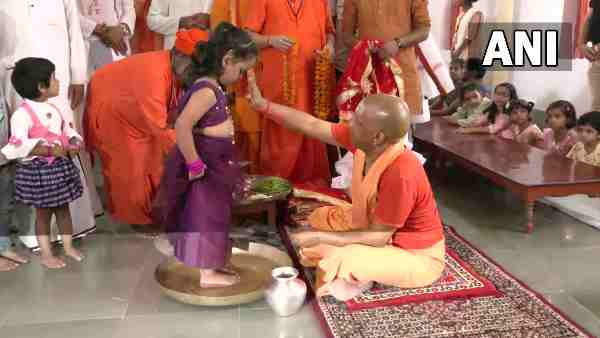 Navratri 2022: ‘नवमी’ पर सीएम योगी आदित्यनाथ ने गोरखपुर में किया कन्या पूजन, मातृशक्ति के पांव पखारे