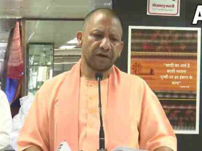 सीएम योगी ने गांधी जी और लाल बहादुर शास्त्री को दी श्रद्धांजलि, बोले- एक जिला-एक उत्पाद को बनाएं कामयाब