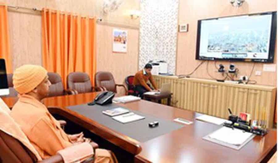 गोरखनाथ मंदिर के कंट्रोल रूम में लगे मॉनिटरों पर सुबह से व्‍यवस्‍थाओं को सीएम योगी देख रहे