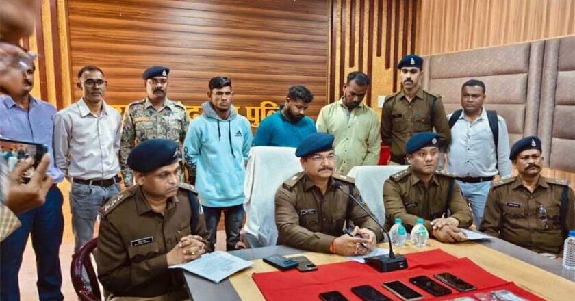 शोरूम में 7 लाख की सेंधमारी कर महाकुंभ में लगाई डुबकी