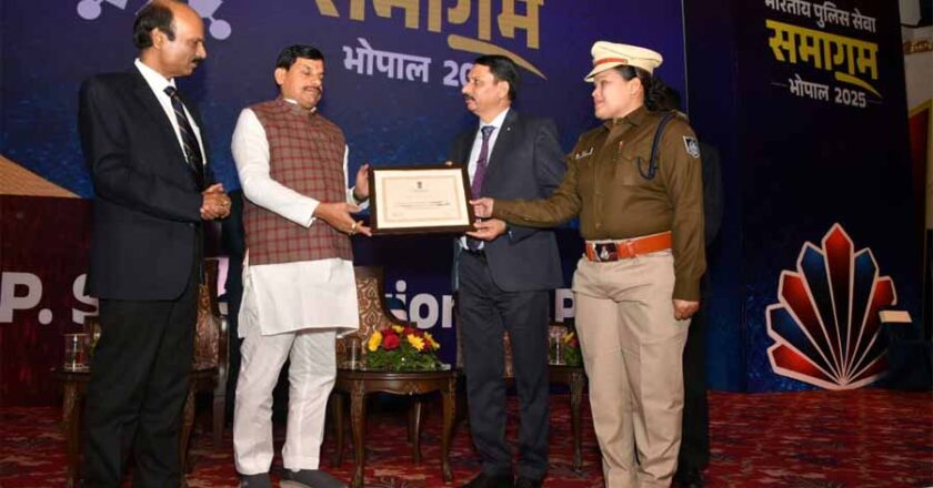 मुख्यमंत्री डॉ. मोहन  ने पुलिस अधीक्षक मंडलोई एवं थाना प्रभारी रश्मि जैन को सर्टिफिकेट ऑफ़ एक्सलेंस किया प्रदान