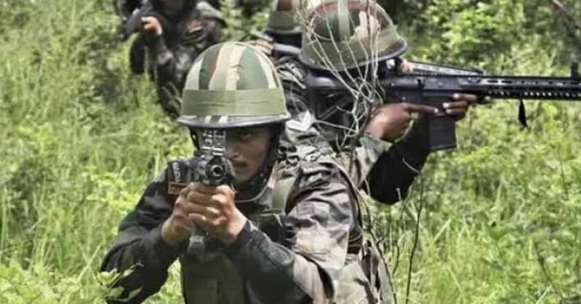 पुलिस ने तीन नक्सलियों को किया गिरफ्तार, पिस्तौल-रिवॉल्वर समेत कई हथियार जब्त