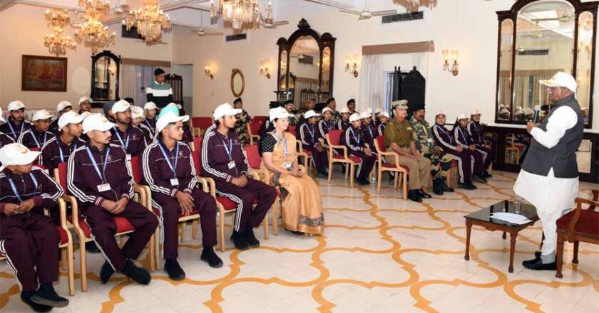 राज्यपाल श्री बागडे से ‘भारत दर्शन यात्रा’ पर आए विद्यार्थी दल ने मुलाकात की —राज्यपाल ने विद्यार्थियों से संवाद किया