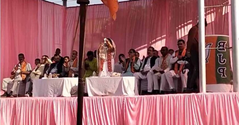 भाजपा विधायक मंच से बगावत करने वालों को धमकी देती हुईं आई नजर, वीडियो वायरल