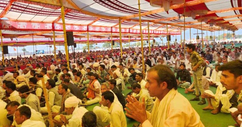 सत्संग से हृदय में प्रकाश होता है जो भवसागर से पार लगा देता है : कथावाचक