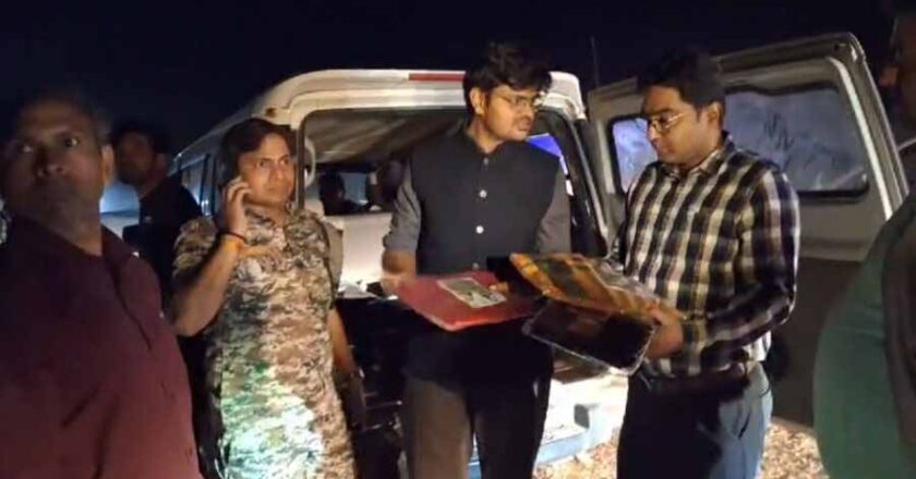 मुंगेली जिले में कलेक्टर-एसपी ने स्कॉर्पियो से पकड़ी साड़ी-मिठाई, सरपंच प्रत्याशी के 3 समर्थक गिरफ्तार