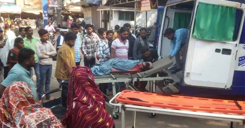 बेंगलुरू से प्रयागराज जा रही श्रद्धालुओं की ट्रेवलर टकराई मिनी ट्रक से , एक की मौत, 13 घायल