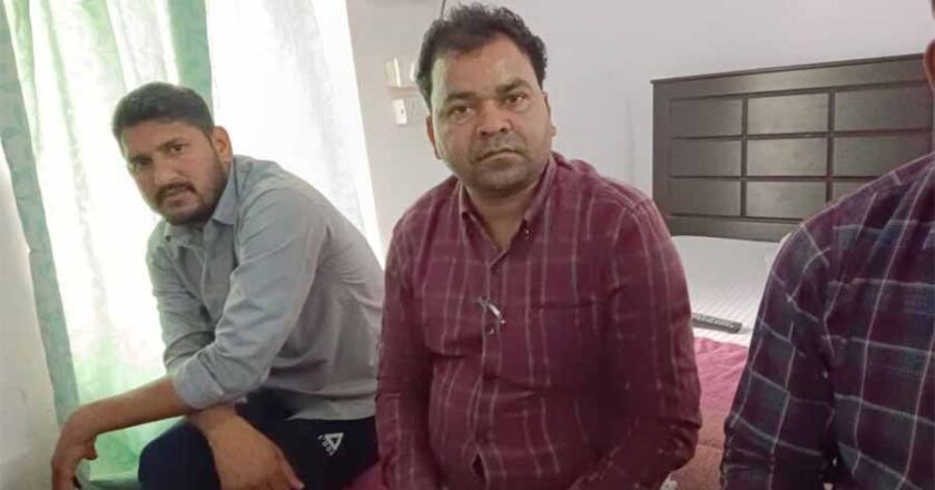 जबलपुर में वेयर हाउस प्रबंधक और ऑपरेटर को 50 हजार की रिश्वत लेते लोकायुक्त ने रंगे हाथों पकड़ा