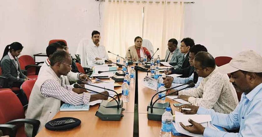 गुमला में विकास योजनाओं की मंत्री दीपिका पांडेय ने की समीक्षा