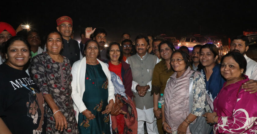 उप मुख्यमंत्री शुक्ल ने रीवा बायपास पर प्रयागराज महाकुंभ के श्रद्धालुओं से की भेंट