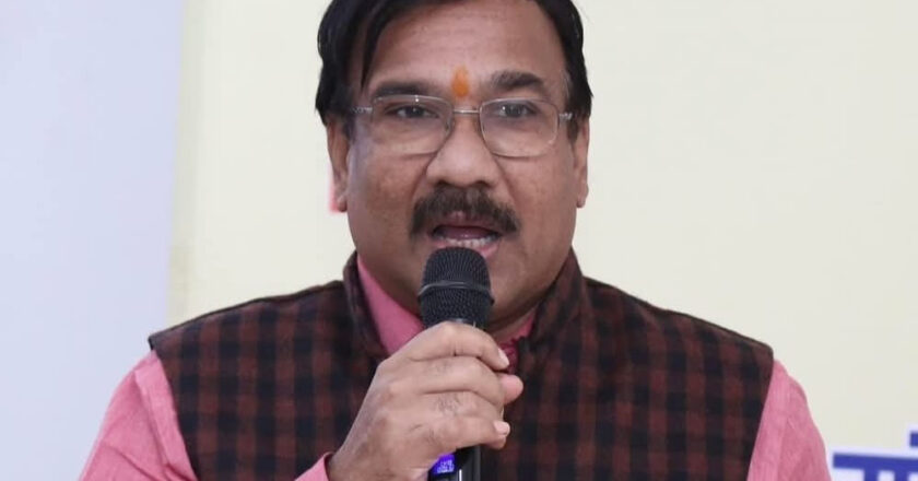 सीएमएचओ डॉ प्रभाकर तिवारी की बढ़ने लगी मुश्किलें , NSUI ने खोला मोर्चा