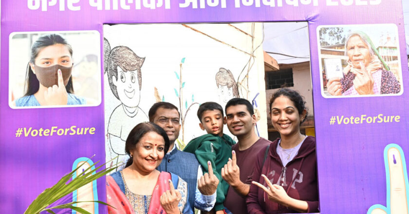 रायपुर : नगरीय निकाय निर्वाचन 2025 : राज्य निर्वाचन आयुक्त श्री अजय सिंह ने किया अपने मताधिकार का प्रयोग