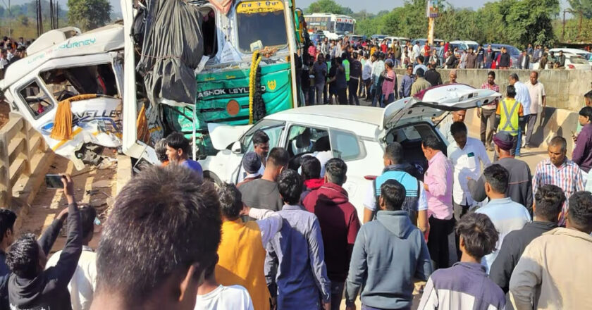 प्रयागराज महाकुंभ से लौट रही ट्रैवलर को ट्रक ने मारी टक्कर, सात लोगों की मौत, पुल की रेलिंग से पिचक गई गाड़ी