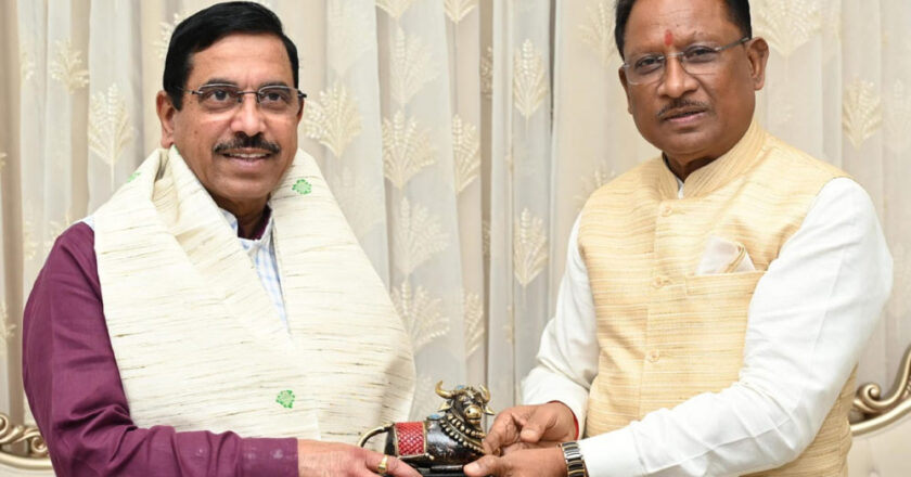 रायपुर : मुख्यमंत्री विष्णुदेव साय ने केंद्रीय मंत्री  प्रहलाद जोशी का किया आत्मीय स्वागत