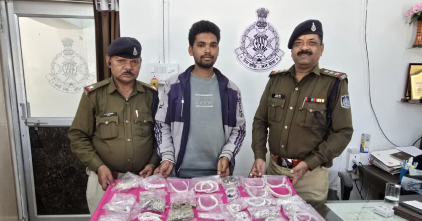 अनूपपुर पुलिस ने चोरो से बरामद की तीन लाख के सोने चांदी के जेवरात न्यायालय आदेश पर फरियादी को सौंपे