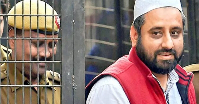 AAP विधायक अमानतुल्लाह खान जिस शावेज को बचाने में फरार हैं, वो कोर्ट से है भगोड़ा घोषित… हुआ ये खुलासा
