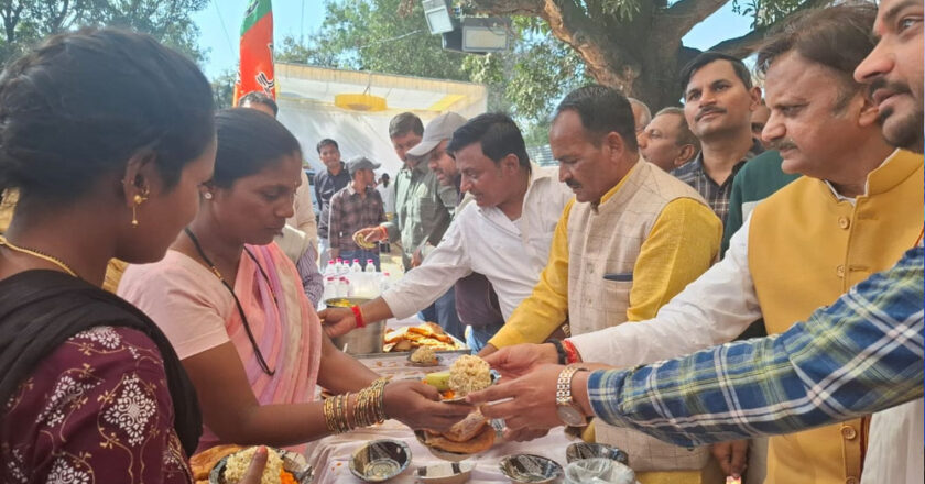 उप मुख्यमंत्री शुक्ल ने महाकुंभ तीर्थ यात्रियों को भोजन और पानी का किया वितरण