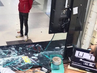 जबलपुर : रेलवे स्टेशन पर विक्षिप्त युवक ने किया हंगामा, टिकट काउंटर को पहुंचाया नुकसान