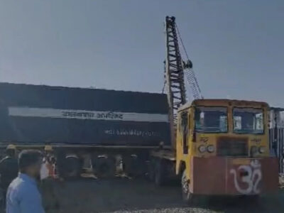 पीथमपुर जलाने लाए गए यूनियन कार्बाइड के जहरीले कचरे से भरे 12 कंटेनरों को ट्रॉलों से नीचे उतारा