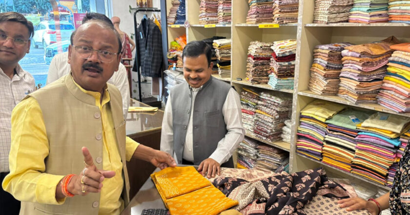 खादी और स्वदेशी उत्पादों को अपना कर देश की अर्थ-व्यवस्था मजबूत करें : राज्य मंत्री जायसवाल