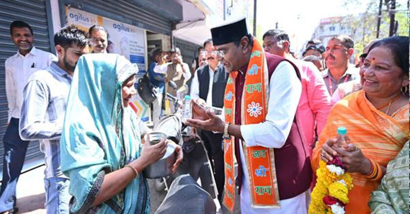 मंत्री विश्वास कैलाश सारंग की अनूठी पहल : प्रयागराज गंगाजल वितरण का किया शुभारंभ