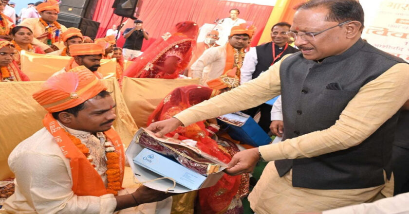 रायपुर : मुख्यमंत्री विष्णुदेव साय ने दिव्यांगजनों के सामूहिक विवाह समारोह में नवविवाहित जोड़ों को दिया आशीर्वाद