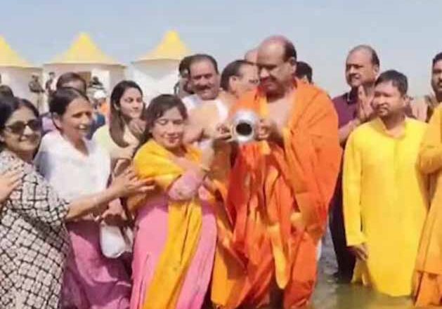 लोकसभा स्पीकर ओम बिरला ने त्रिवेणी संगम में लगाई आस्था की डुबकी