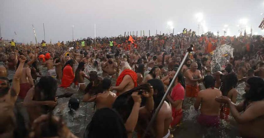 महाकुंभ के अंतिम अमृत स्नान में नागा साधुओं का अद्भुत प्रदर्शन