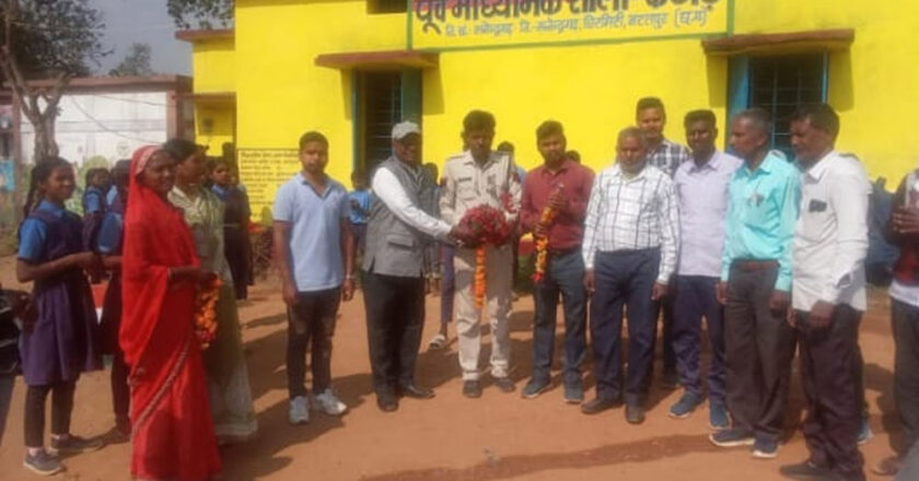 ग्रामीणों ने मतदान दलों का गर्मजोशी के साथ किया मतदान केंद्र में स्वागत