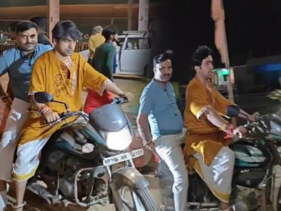 बाबा बागेश्वर धीरेंद्र शास्त्री आधी रात को बाइक से घूमते दिखे, बुंदेलखंड महाकुंभ की व्यवस्थाओं का जायजा लिया