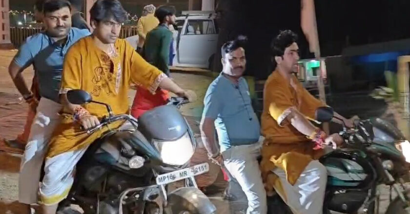 बाबा बागेश्वर धीरेंद्र शास्त्री आधी रात को बाइक से घूमते दिखे, बुंदेलखंड महाकुंभ की व्यवस्थाओं का जायजा लिया