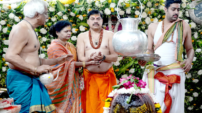 मुख्यमंत्री डॉ.मोहन यादव ने सपत्निक महाशिवरात्रि पर महाकाल मंदिर में नंदी पूजन किया