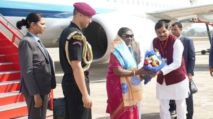 खजुराहो एयरपोर्ट पर सीएम मोहन यादव ने किया राष्ट्रपति का स्वागत
