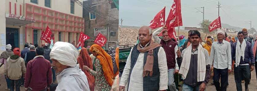 आवास के पट्टे एवं आवास देने की मांग को लेकर नपा पर किया प्रदर्शन