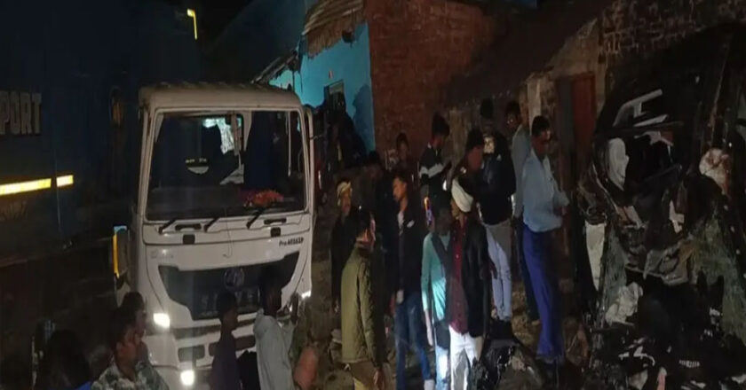 सोनभद्र में बड़ा हादसा ट्रेलर से टकराई तेज रफ्तार क्रेटा कार, 6 की मौत, 3 बुरी तरह घायल
