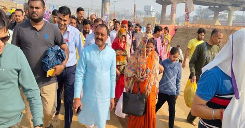 मंत्री राकेश शुक्ला ने रविवार को सपरिवार प्रयागराज के संगम में कुंभ स्नान किया