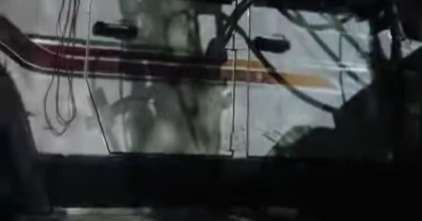 कुंभ नहा के आ रहे हैं श्रद्धालुओं का वाहन ट्रांसफार्मर से टकराई 12 गंभीर