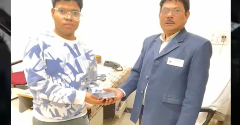 ईमानदारी की मिसाल, खोया मोबाइल यात्री को लौटाया