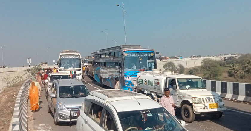 महाकुंभ के मद्देनज़र एमपी-यूपी सीमा पर रीवा के चाकघाट पर वाहनों की आवाजाही पर रोक लगाई गई
