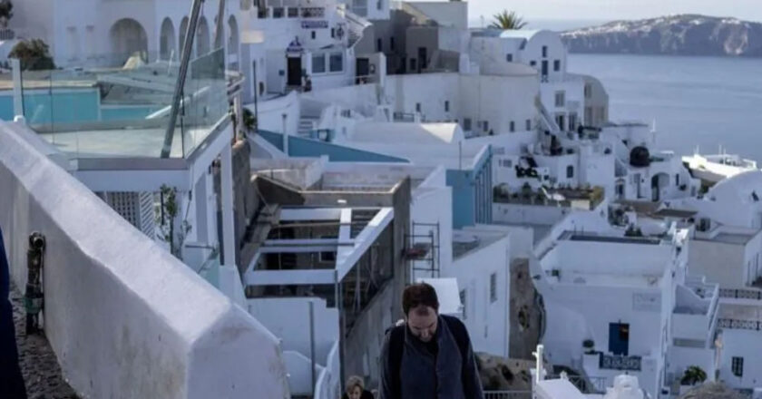 सेंटोरिनी में लगातार आ रहे हैं भूकंप, दो हफ्ते में 7,700 बार भूकंप के झटके,  प्रधानमंत्री ने की लोगों से शांति की अपील