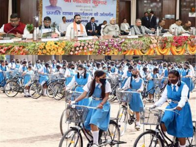 बिहार-बांका में मुख्यमंत्री नीतीश ने ली समीक्षा बैठक, ‘यूनिफार्म, सायकलें बांटीं और नियमित शिक्षकों की नियुक्ति की’