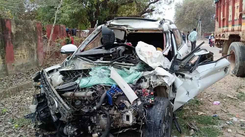 चिरगांव थाना क्षेत्र में हाईवे पर भीषण सड़क हादसे में महाकुंभ से लौट रहे हीरा कारोबारी परिवार के चार लोगों की मौत