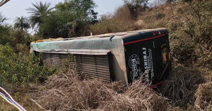 मंडला-सिवनी स्टेट हाईवे में 100 फीट गहरी खाई में पलटी बस, 20 यात्री हुए घायल